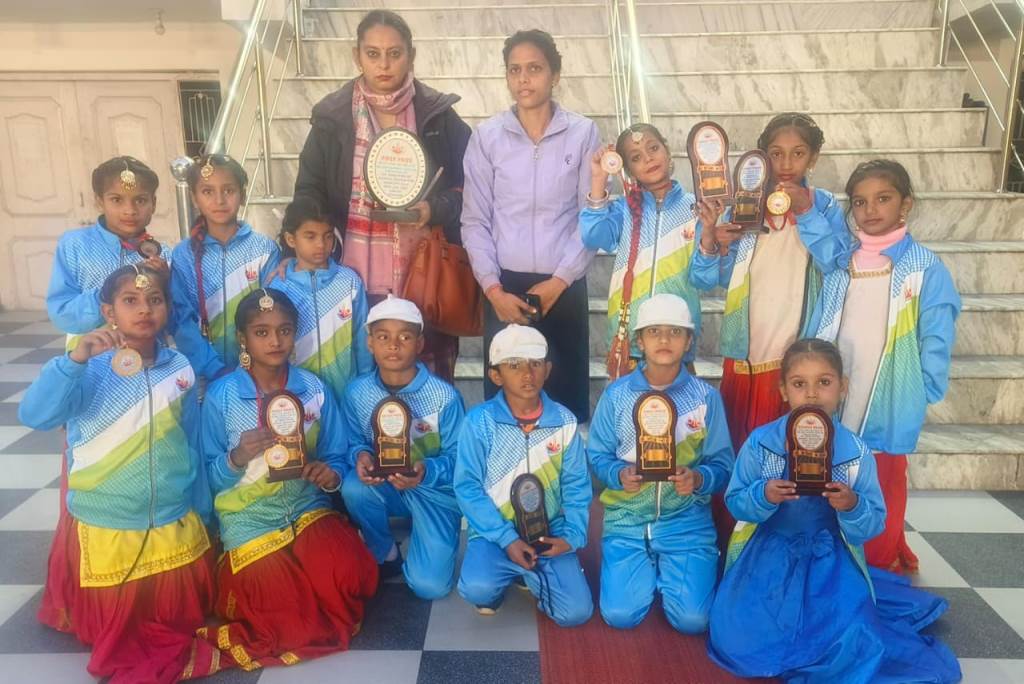 पीएम श्री स्कूल बाल मेला गिद्दा सोलो सॉन्ग व सोलो डांस में चमका जीपीएस संतोखगढ़ गर्ल्स का दम।
